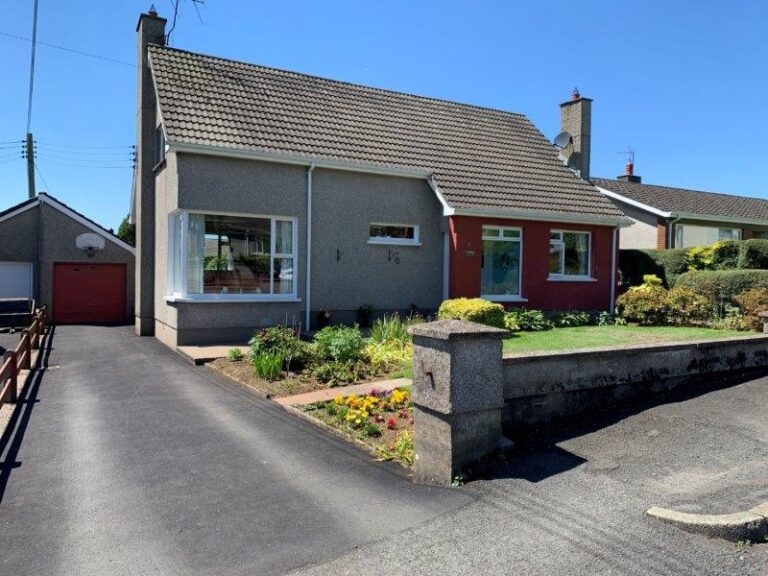 15 Rathlin Drive, Ballymena 4 Bedroom Chalet Bungalow L&B